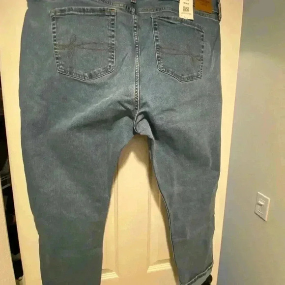 Levi’s Women’s Boyfriend Crop High Rise Distressed Denizen NEW size 20 - Picture 2 of 14